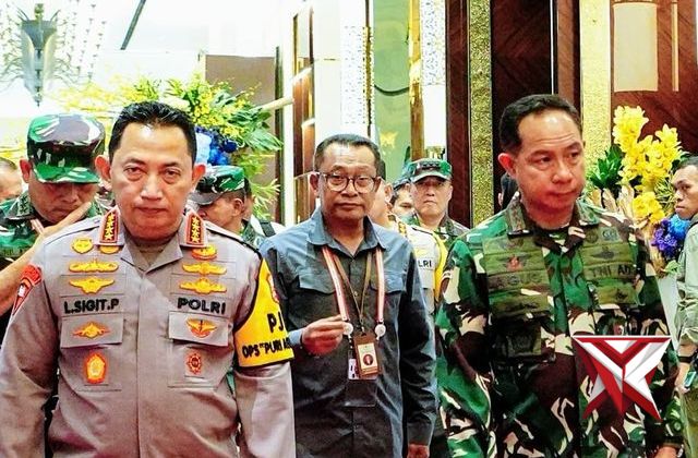 Kapolri Jenderal Polisi Drs. Listyo Sigit Prabowo, M.Si., bersama Panglima TNI Jenderal TNI H. Agus Subianto, S.E., M.Si., meninjau langsung kesiapan pengamanan Konferensi Tingkat Tinggi (KTT) 