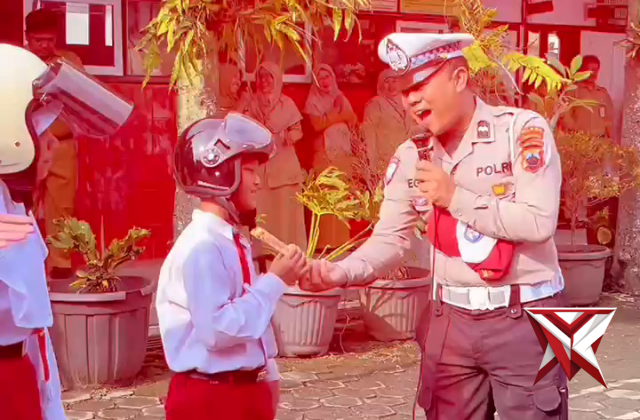 Pembina Upacara di SD Negeri 1 Purbalingga Wetan