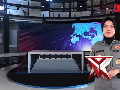 Polri menyalurkan bantuan kemanusiaan untuk korban banjir bandang dan longsor di Kecamatan Mauponggo - PoliceTube