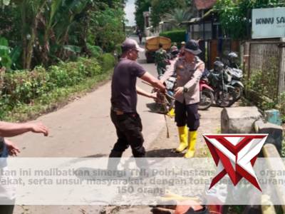Polsek Purwokerto Selatan Polresta Banyumas Korve Pembersihan Sampah di Sungai Bener - PoliceTube