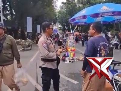 Pak Bhabin Polsek IB.I Patroli Pastikan Aktivitas Masyarakat Kambang Iwak Aman dan Nyaman - PoliceTube