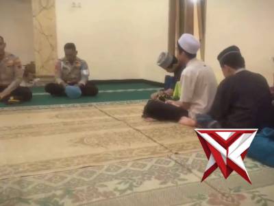 Polsek Slogohimo melaksanakan Jum&rsquo;at Berkah - PoliceTube