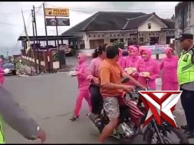 Polsek Cepogo Berbagi Takjil - PoliceTube