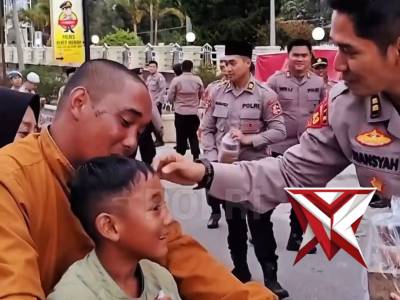 Semangat berbagi di bulan suci Ramadan terasa hangat di Jalan Bandara Rembele - PoliceTube