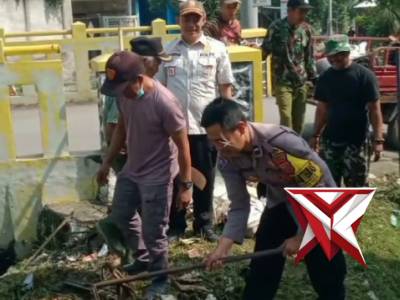 Bhabinkamtibmas Polsek Baleendah bersama warga melaksanakan kegiatan kerja bakti - PoliceTube