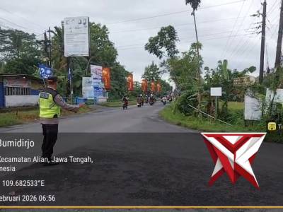 Anggota Polsek Alian melaksanakan giat pengaturan arus lalu lintas disimpang 3 Jatimulyo - PoliceTube