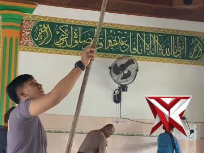 Kegiatan kebersihan masjid Al Munawar oleh personil polres Bengkulu Selatan