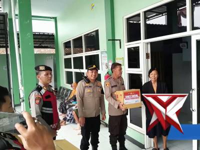 POLRES PROBOLINGGO MELAKSANAKAN PENYALURAN BANTUAN SOSIAL KEPADA WARGA YANG TERDAMPAK BENCANA ALAM - PoliceTube