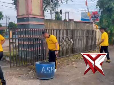 Dukung Program Presiden RI, Polres Muara Enim Bersama Polsek Laksanakan Aksi Bersih - PoliceTube