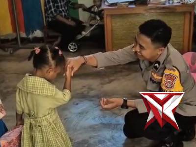 Berbagi Kasih Bhabinkamtibmas Polres Kep. Yapen Di Kampung Turu - PoliceTube
