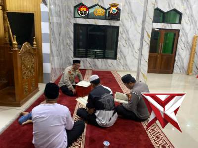 Personil polres halmahera timur melaksanakan tarawi berzama dan tadarus di mesjid ar, ida polres