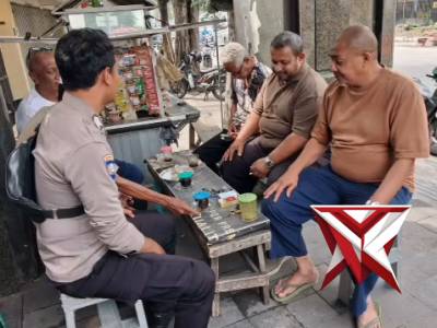 Bhabin sambang warganya untuk menyampaikan pesan pesan kamtibmas - PoliceTube