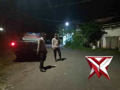 Anggota Polsek Klakah melaksanakan patroli di malam hari - PoliceTube