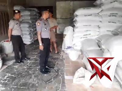 Kapolsek dan anggota cek stok beras - PoliceTube