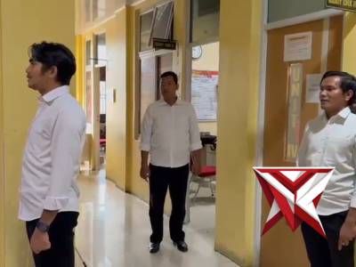 Mendengarkan lagu Indonesia Raya - PoliceTube