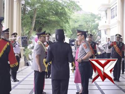 TRADISI WELCOME AND FAREWELL PARADE IRINGI PISAH SAMBUT WAKAPOLDA JAMBI - PoliceTube