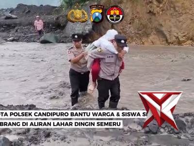 Anggota Polsek Candipuro bantu warga dan siswa SD menyebrang di aliran lahar dingin Semeru - PoliceTube