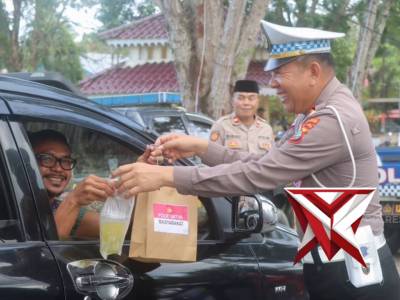 Polres Bolmut Berbagi Takjil - PoliceTube
