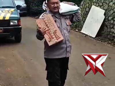 Polsek Pameungpeuk melaksanakan kegiatan bakti sosial (baksos) di wilayah Pameungpeuk - PoliceTube