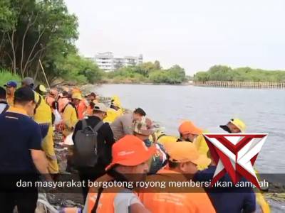 "Kapolres Priok Bersama Forkopimko, Korve Bersih - Bersih Pesisir Laut Marunda" - PoliceTube