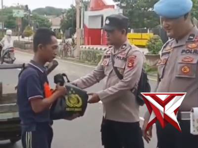 Personil Polsek Sekayu Melaksanakan Jumat Berkah Di Jalan Sekayu - PoliceTube