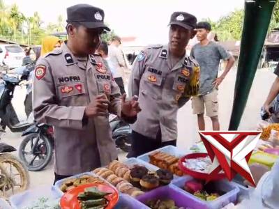 Ciptakan Situasi Aman, personil patroli ke pedagang Takjil - PoliceTube