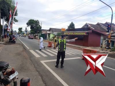 Polsek Tumpang melaksanakan kegiatan yang rutin dilaksanakan di pagi hari pada saat masyarakat sudah - PoliceTube