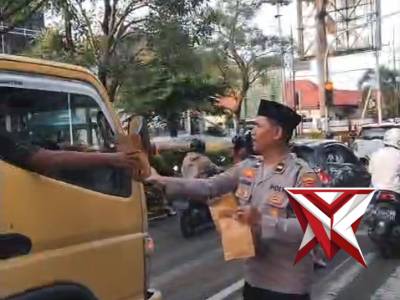 Berbagi takjil kepada masyarakat - PoliceTube
