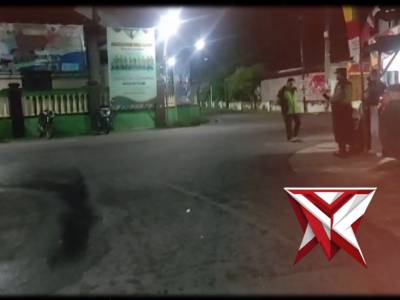 Polsek Bandarkedungmulyo melaksanakan patroli jelang sahur bersama TNI dan Linmas - PoliceTube