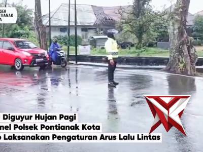Meski Diguyur Hujan Pagi Personel Polsek Pontianak Kota Tetap Laksanakan Pengaturan Lalu Lintas - PoliceTube