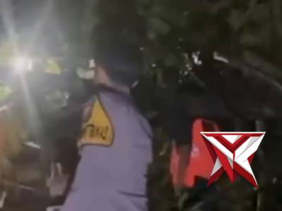 Polsek Kota Manna Respon cepat laporan masyarakat adanya Pohon Tumbang - PoliceTube