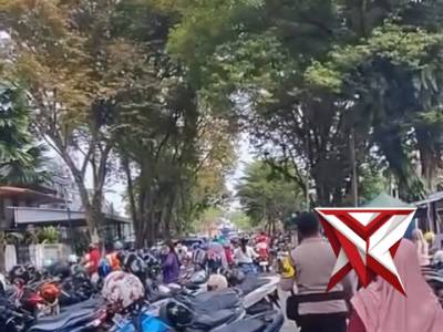 Pak Bhabin Polsek IB.I Patroli Pastikan Aktivitas Masyarakat Kambang Iwak Aman dan Nyaman m