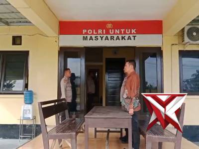 Mendengarkan lagu Indonesia Raya - PoliceTube