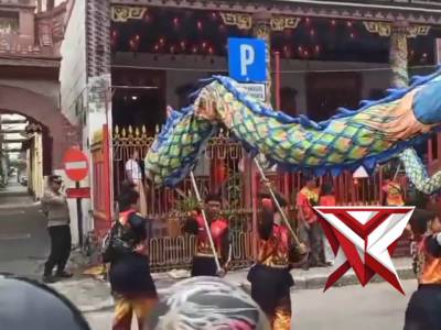 Polsek Simokerto giat pengamanan tradisi ibadah minggu di klenteng bong bio simokerto - PoliceTube