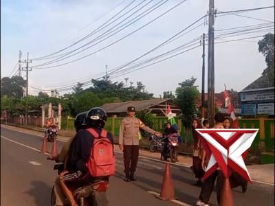 ANGGOTA POLSEK TOBOALI MELAKSANAKAN PENGATURAN PAGI - PoliceTube