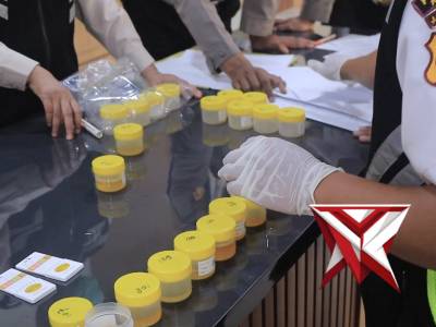 POLRES NGAWI MELAKSANAKAN TES URINE - PoliceTube