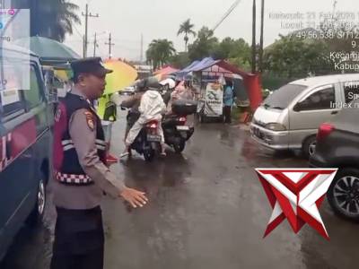 Anggota Unit Sabhara Polsek Lawang Patroli sore hari jelang buka puasa Ramadhan ke pasar takjil - PoliceTube
