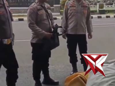 Personil Polsek Sekayu Melaksanakan Jumat Berkah Di Jalan Sekayu