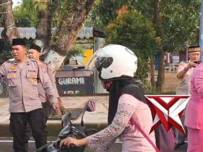 Polsek Magetan bersama Bhayangkari berbagi takjil kepada masyarakat di bulan suci Ramadhan ?? Wujud