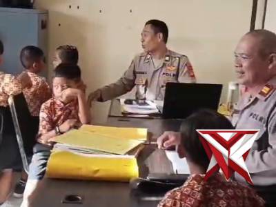 Polisi Sahabat Anak Keceriaan Outing Class TK Kridha Kumara di Polsek Gerokgak