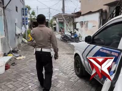 Patroli Sore Polsek Pakal - PoliceTube