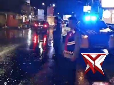 Di Tengah Hujan Malam, Kasat Samapta Pimpin Langsung Pengabdian Demi Warga Tomohon - PoliceTube