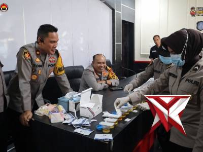 Pelaksanaan Cek Urine Kapolsek dan PJU Polres Muara Enim langsung di pimpin oleh Kapolres Muara Enim