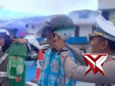 Polantas Menyapa, Polisi Sahabat Anak Sat Lantas Polres Kobar Lakukan Sosialisasi Untuk Anak-Anak - PoliceTube