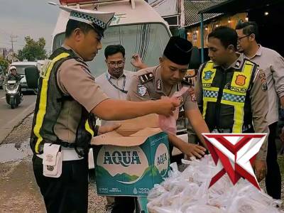 Polantas Menyapa, Bagikan Takjil Kepada Pengguna Jalan - PoliceTube