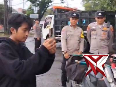 Pengamanan pembagian takjil Polsek Turen Polres Malang