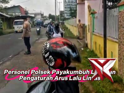 Personel Polsek Payakumbuh Lakukan Pengaturan Arus Lalu Lintas 

di wilayah Hukum Polsek Payakumbuh