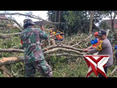 Bhabinkamtibmas Desa Ketindan Aipda Dafid bersinergi gotong royong di Desa Binaan nya