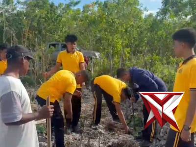 Bhabinkamtibmas neg. Pelauw bersama  anggota polsek melaksanakan penanaman jagung di dusun waimital