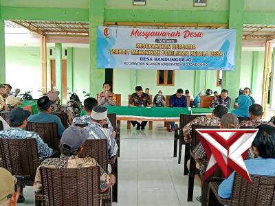 KAPOLSEK NGASEM HADIRI KEGIATAN MUSYAWARAH DESA